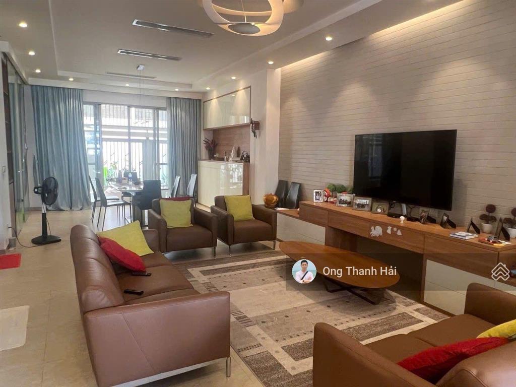 Cho thuê biệt thự liền kề, đường lớn, ngang 8m tại phú mỹ hưng, gần trường q.tế đài loan, hàn, nhật
