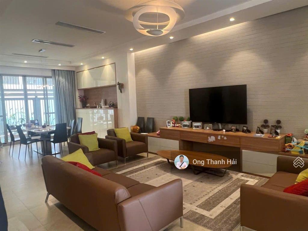 Cho thuê biệt thự liền kề, đường lớn, ngang 8m tại phú mỹ hưng, gần trường q.tế đài loan, hàn, nhật
