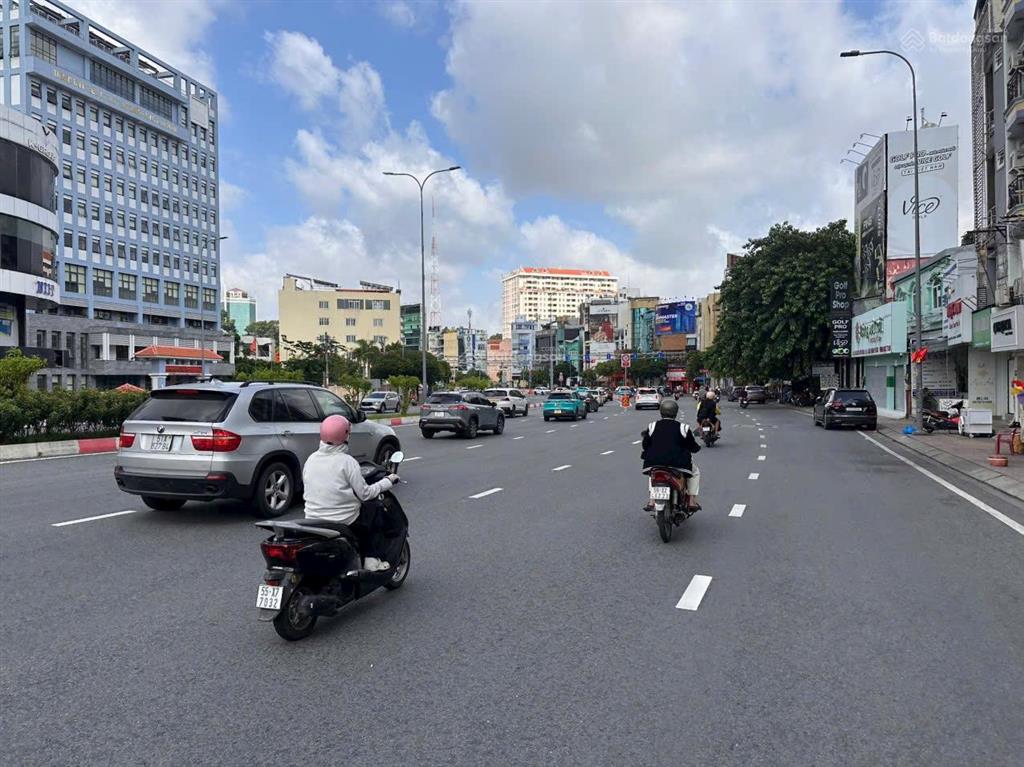 Mặt tiền nguyễn hữu cảnh  q1 tphcm  dt  18mx4m cấp 4 giá 15tỷ900