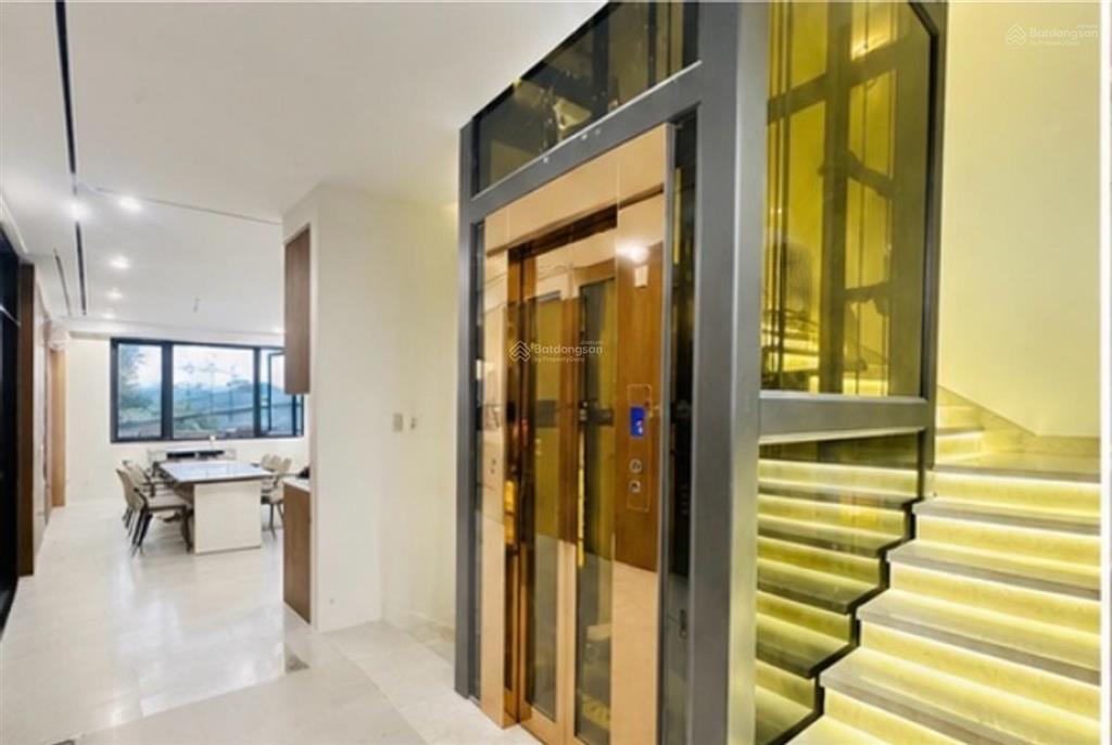 Bán nhà mặt tiền đường trần thị cờq12  dt4m50x23m nhà 5 tầng có thang máy