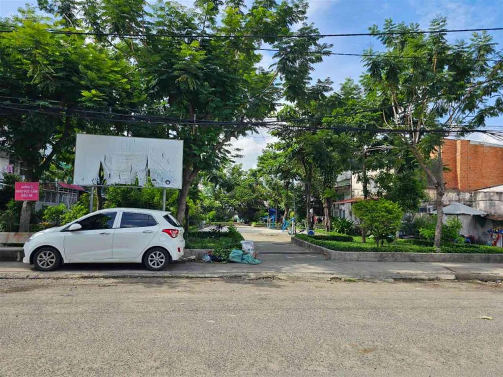 Bán căn nhà và đất 3 mặt tiền đường nhánh phân văn hớn  q12  dt 25mx47m  1081m2 có 200m2 thổ cư