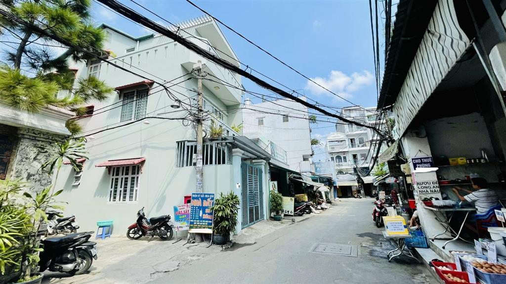 Nhà 3 tầng lô gócngay chợkinh doanh đỉnhngang 5m65m2đường 8m