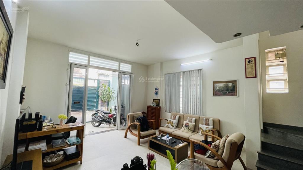 Nhà 3 tầng lô gócngay chợkinh doanh đỉnhngang 5m65m2đường 8m