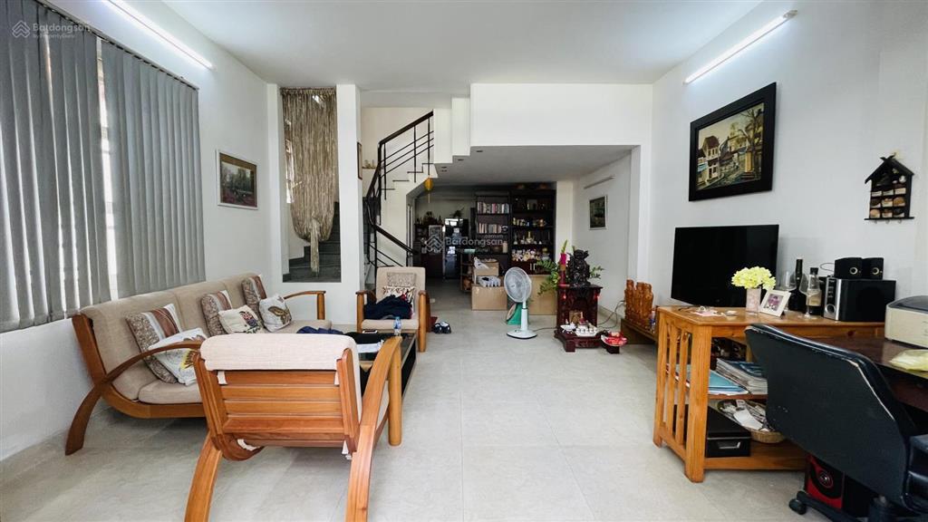 Nhà 3 tầng lô gócngay chợkinh doanh đỉnhngang 5m65m2đường 8m