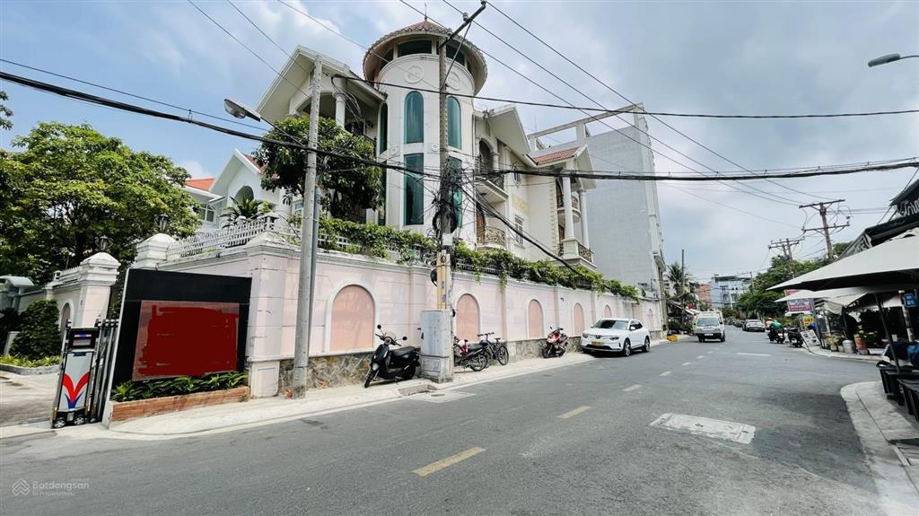 Chủ gấp bán  biệt thự sân vườn siêu hiếm  300m2  trần não  bảo vệ 24/24  chỉ 5xtỷ