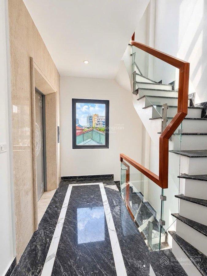 8 tầng thang máy công năng đa dạng. ô tô đỗ cửa vào nhà  2 mặt ngõ trước sau. vừa ở vừa kinh doanh