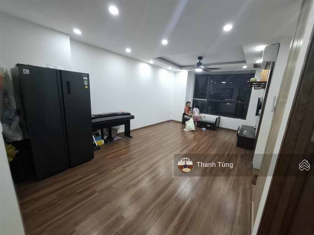 Chính chủ cần bán căn 3 phòng ngủ 2wc dt 77m2 sẵn sổ đỏ nội thất đầy đủ giá 6,x tỷ