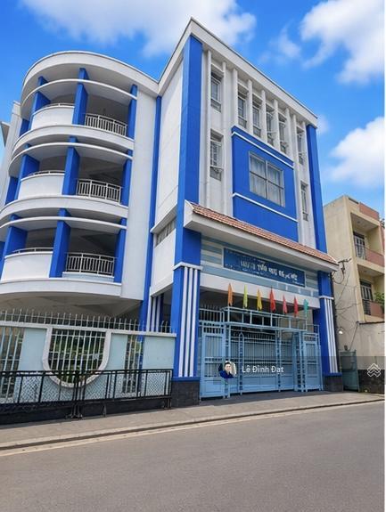 Hàng xóm cư xá lữ gia  lý thường kiệt  90m2, giếng trời đón sáng, xe hơi ngủ nhà.
