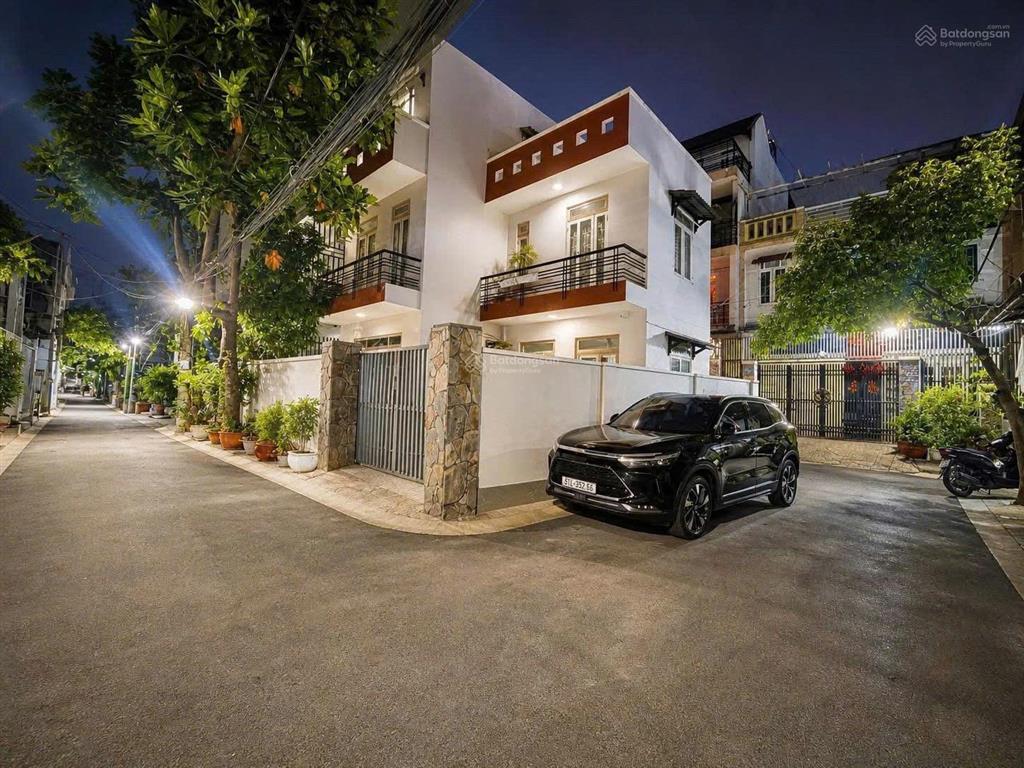 Nhà ở ngay hồ bá phấn xa lộ hà nội dt 90m ngang 4m full nội thất cao cấp giá 5.x tỷ