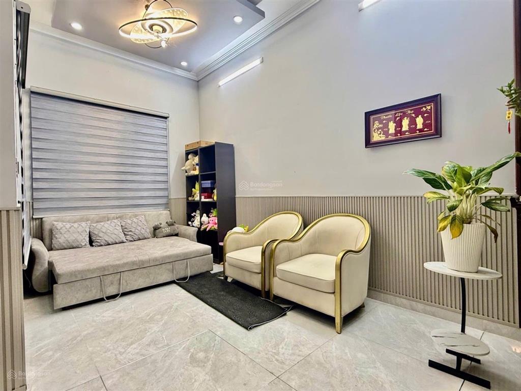 Nhà ở ngay hồ bá phấn xa lộ hà nội dt 90m ngang 4m full nội thất cao cấp giá 5.x tỷ