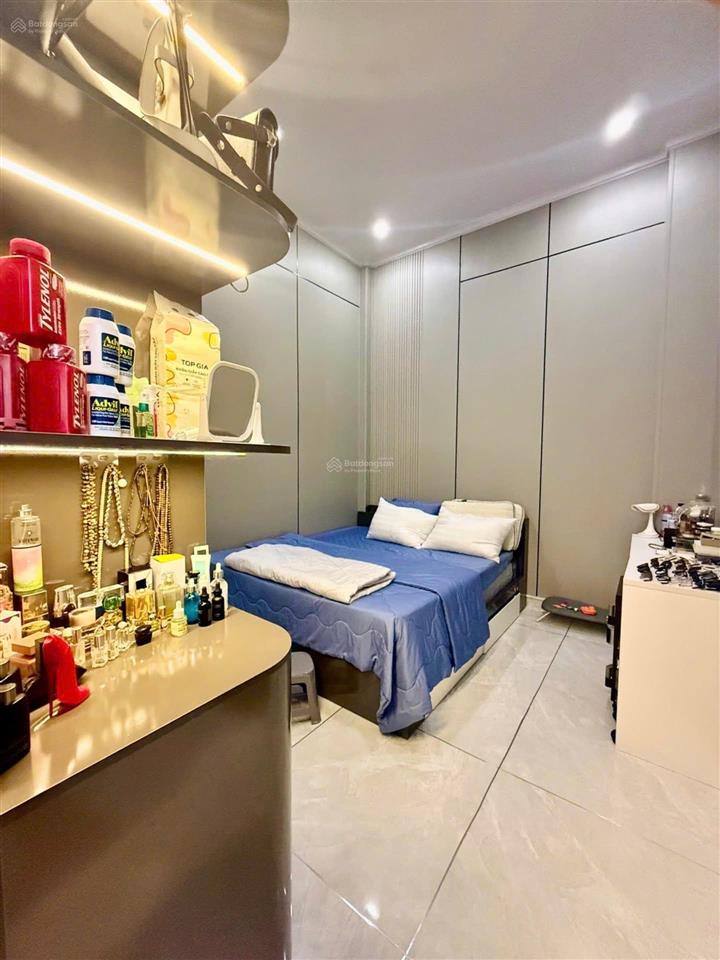 Nhà ở ngay hồ bá phấn xa lộ hà nội dt 90m ngang 4m full nội thất cao cấp giá 5.x tỷ