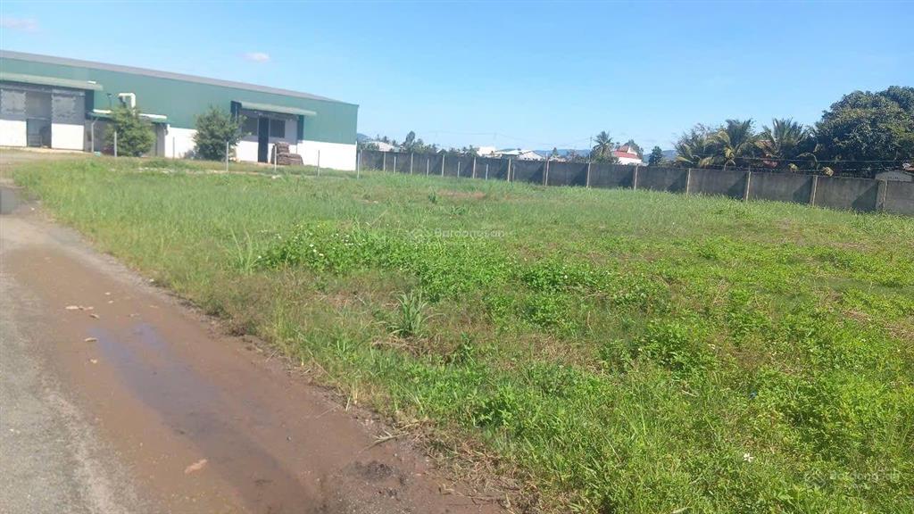 Bán 8000m2 có 800m2 thổ sẵn kho, xưởng, 50m mặt tiền đường thống nhất, xã đức trọng, tỉnh lâm đồng