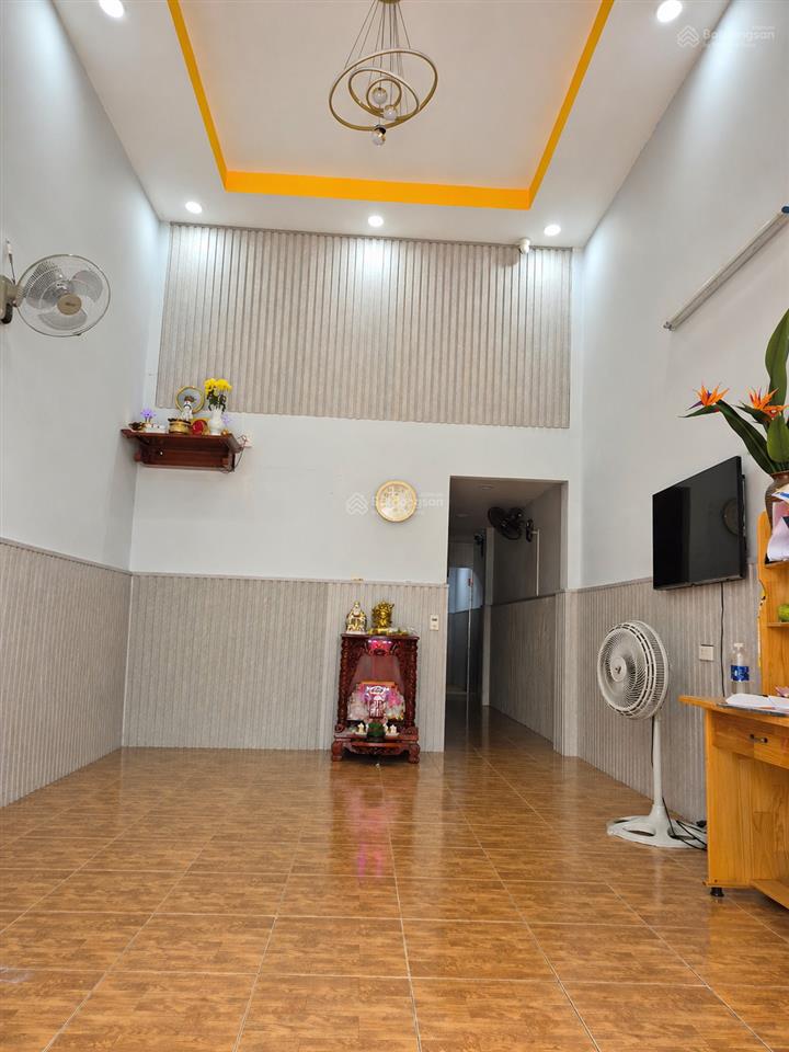 Sát vách lê trọng tấn  dt 70m2  xe hơi ra vào  chỉ hơn 5 đồng!!