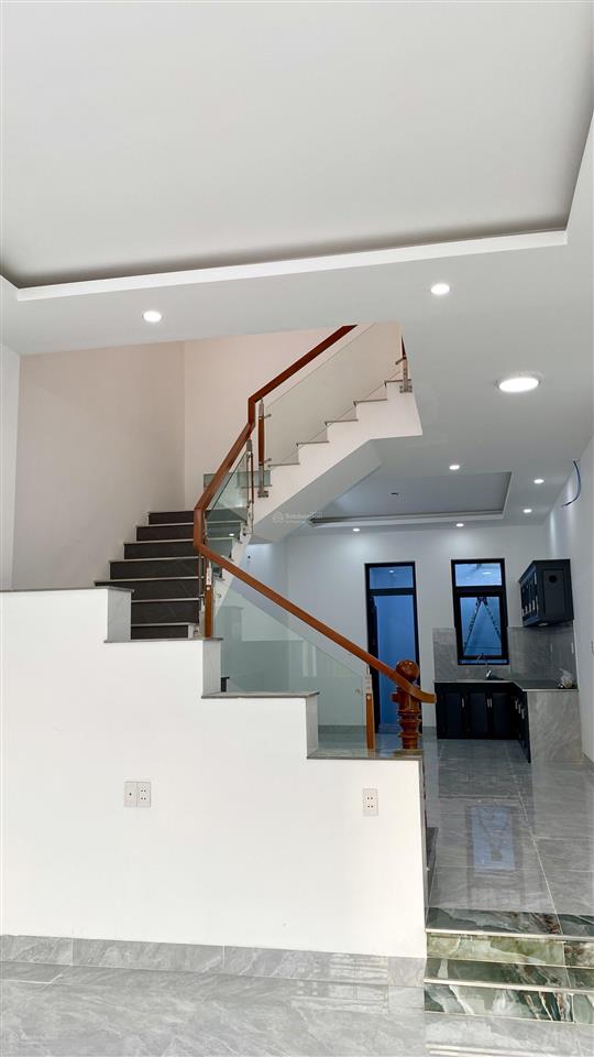 Hot  nhà mặt tiền đường thông lớn 10m mới xây, 80m2 giá cực rẻ.