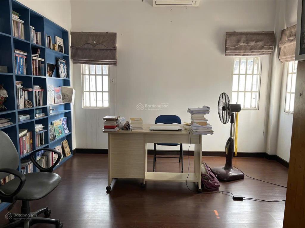 Bán nhà 86m2 (nở hậu), 1 trệt 2 lầu gần sông, có sân trước sau, hẻm xe hơi tận cửa.