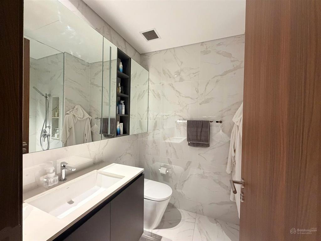 Người nhà đi định cư cần bán gấp căn studio hiếm có view quận 1 giá cực tốt