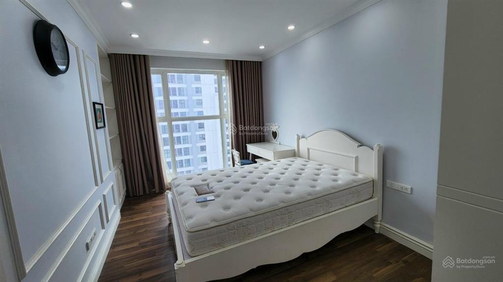 Chính chủ bán gấp căn hộ 138m2, 4pn full nội thất đầy đủ, tòa n01t8 ngoại giao đoàn, sẵn sổ