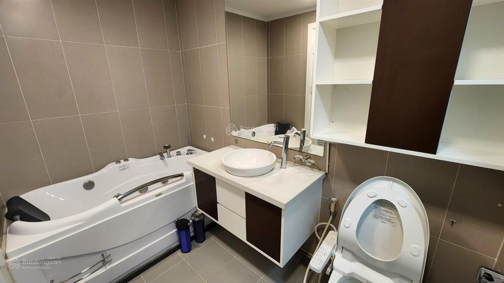 Chính chủ bán gấp căn hộ 138m2, 4pn full nội thất đầy đủ, tòa n01t8 ngoại giao đoàn, sẵn sổ