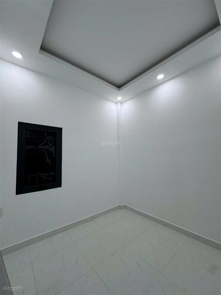 Gía 4 tỷ  diện tích 33m2  20m ra mặt đường hương lộ 2. kinh doanh đông đúc. tiện tích đầy đủ