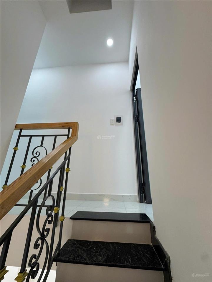 Gía 4 tỷ  diện tích 33m2  20m ra mặt đường hương lộ 2. kinh doanh đông đúc. tiện tích đầy đủ