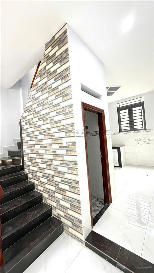 Chỉ 3.98 tỷ tl  + diện tích  44m2 4 x 11  át ngã tư 4 xã  trục hương lộ 2