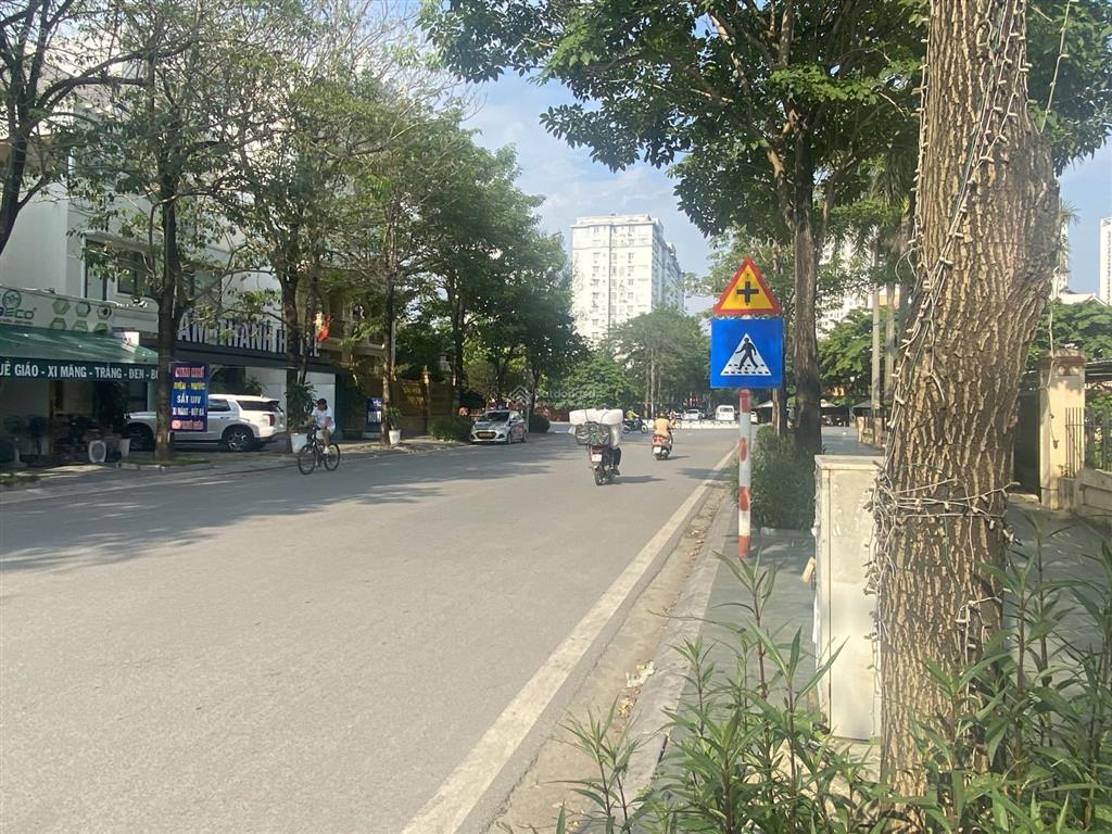 Bt tp giao lưu  vip trục trính  view hồ  kinh doanh  245m x 4 tầng, mt 13m
