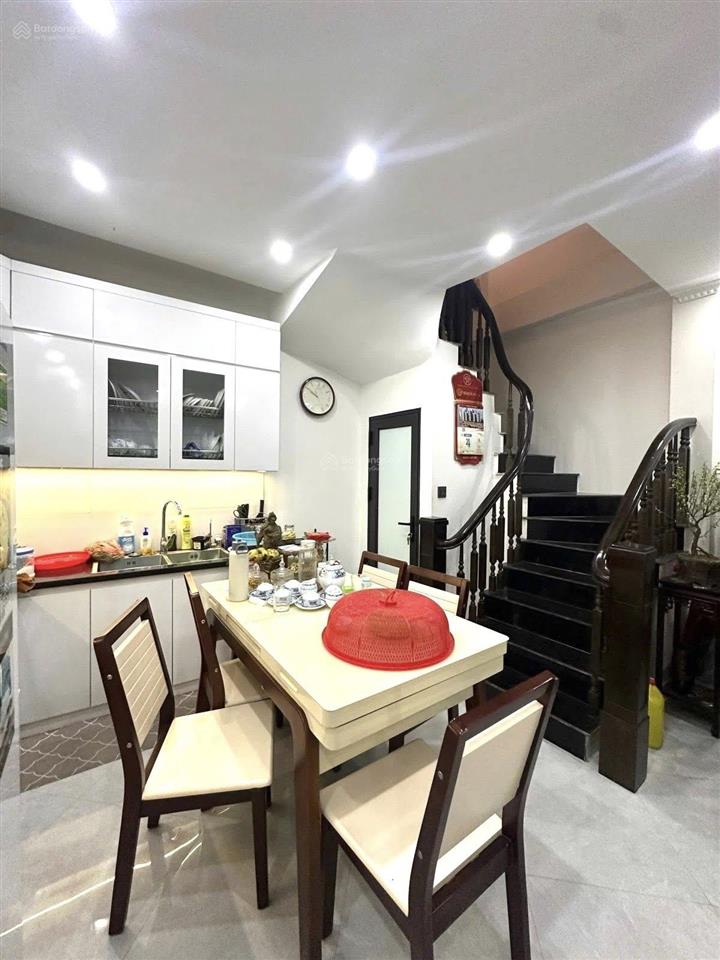 Nhà đẹp yên hoà  gần phố  ngõ thoáng  dt 35m x 5 tầng  mặt tiền 5m