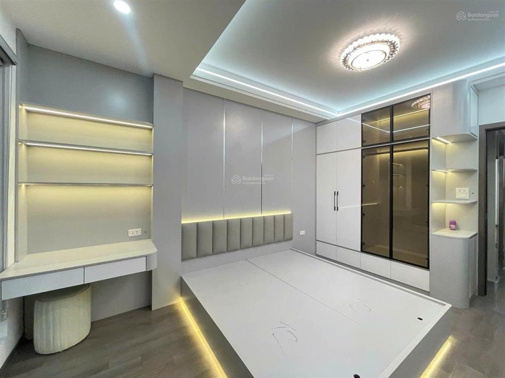 Thang máy 2 mặt thoáng ô tô dừng đỗ