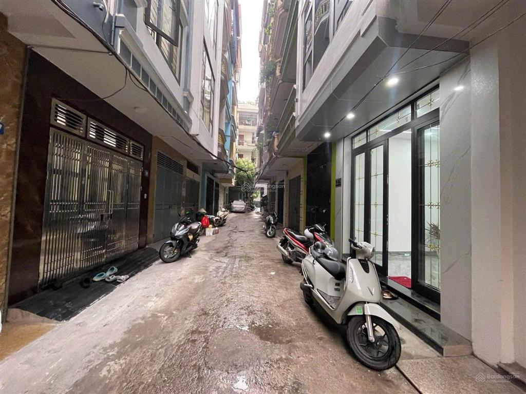 Thang máy 2 mặt thoáng ô tô dừng đỗ