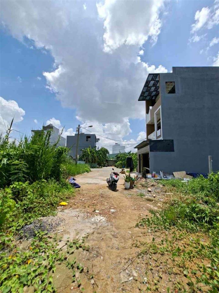 Bán đất trong kdc cầu kinh đường bưng ông thoàn  4021m2 chỉ nhỉnh 13tr/m2  đường 8m có lề đường