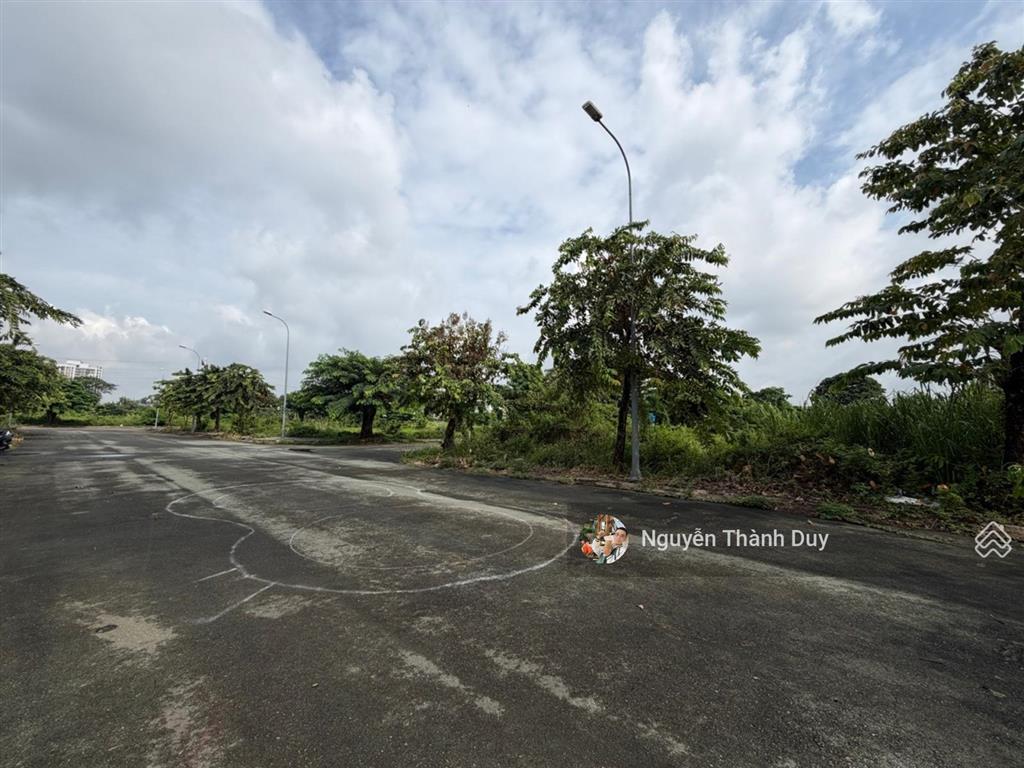 Bán đất khu biệt thự ngay vòng xoay liên phường  kế khu verosa park  580m2 ngang 16m  25 tỷ tl