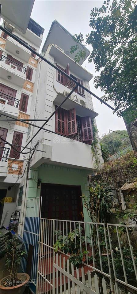 Cho thuê nhà riêng 4 tầng trong khuôn viên biệt thự, 3 phòng ngủ, 2 vệ sinh, bếp + khách.