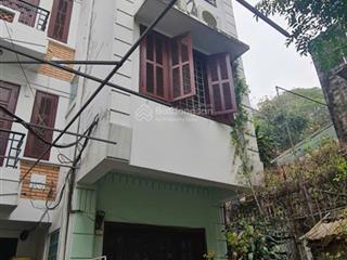 Cho thuê nhà riêng 4 tầng trong khuôn viên biệt thự, 3 phòng ngủ, 2 vệ sinh, bếp + khách.