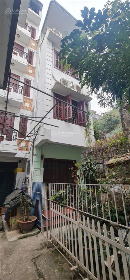 Cho thuê nhà riêng 4 tầng trong khuôn viên biệt thự, 3 phòng ngủ, 2 vệ sinh, bếp + khách.