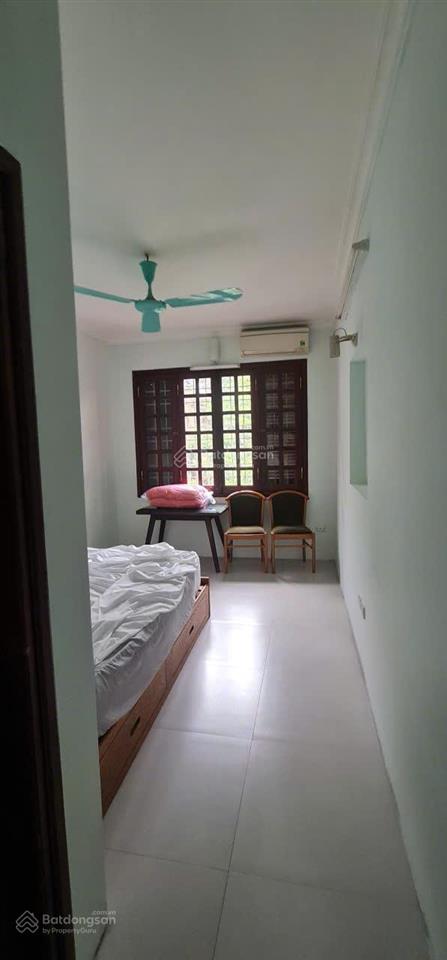 Cho thuê nhà riêng 4 tầng trong khuôn viên biệt thự, 3 phòng ngủ, 2 vệ sinh, bếp + khách.