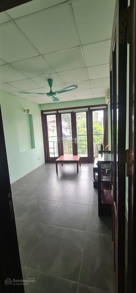 Cho thuê nhà riêng 4 tầng trong khuôn viên biệt thự, 3 phòng ngủ, 2 vệ sinh, bếp + khách.