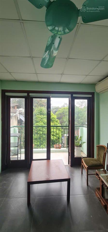 Cho thuê nhà riêng 4 tầng trong khuôn viên biệt thự, 3 phòng ngủ, 2 vệ sinh, bếp + khách.