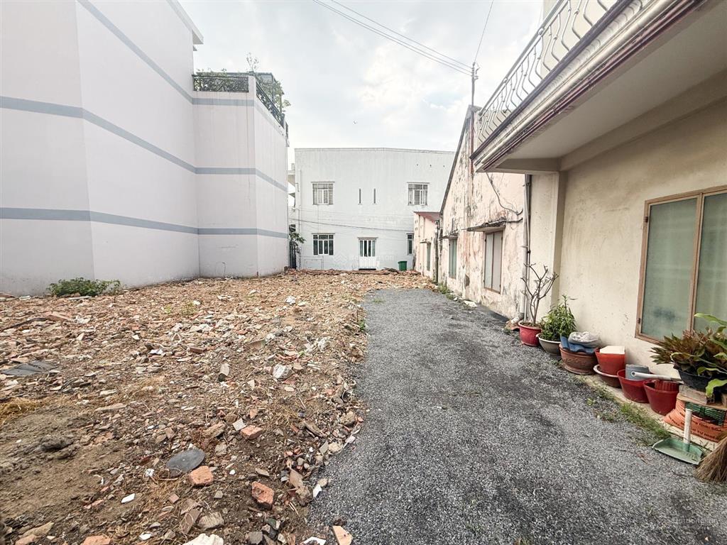 Bán đất ngay khách sạn hoà bình  vị trí 2 đường võ thị sáu. dt 60m2 đường oto. giá chỉ 2,850 tỷ