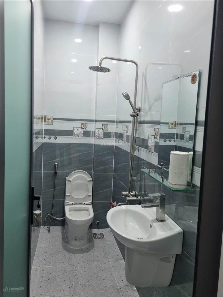 Nhà đẹp đủ công năng cho gia đình hai thế hệ  bùi văn ngữ  ngay chợ ngã ba đông quang  40m