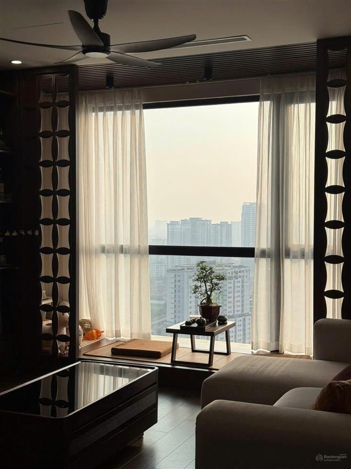 Vinhomes royal city! căn 132m2  4 ngủ (3 ngủ sáng)  2 ban công full đồ chỉ 1x tỷ