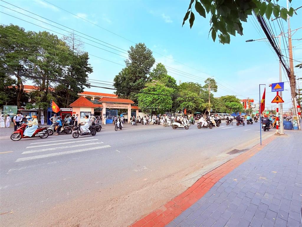 Bán nhà phố mặt tiền đường 22/12  phú hồng lộc  3 tầng  dt 286,3m2  giá 12,5 tỷ thương lượng