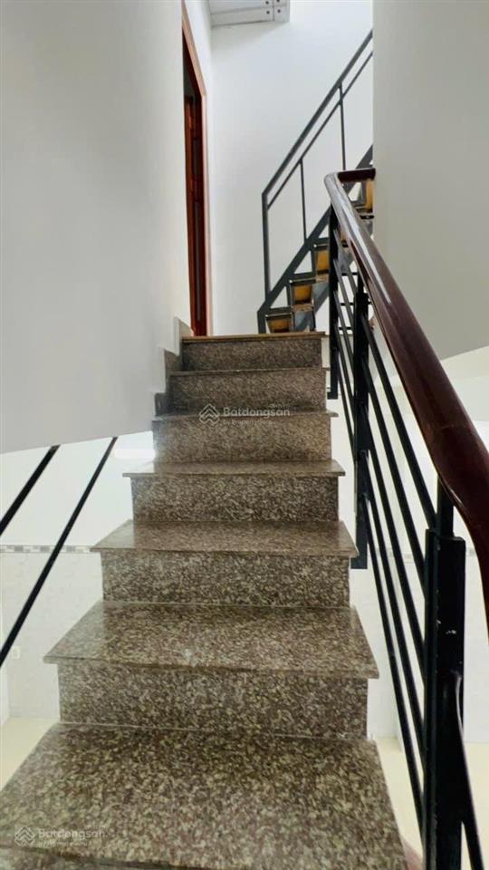 Bình tân 3 tầng shr 3pn giá 3,6tỷ.
 đường số 4