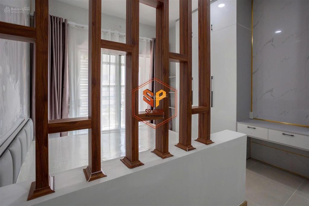 Bán gấp căn hộ sunrise city 43 m2 có sổ hồng,ban công,nội thất mới 100% xem nhà 24/7  0937 781 ***