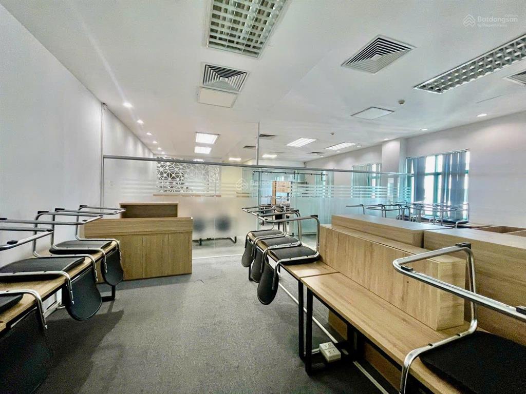 Cho thuê văn phòng tại cầu giấy, phố duy tân dt 170m2 giá thuê cực rẻ chỉ 270k/m2,  0972 524 ***