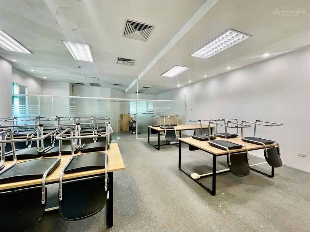 Cho thuê văn phòng tại cầu giấy  tòa nhà hoàng ngọc  view kính thoáng  dt 130m2 giá rẻ