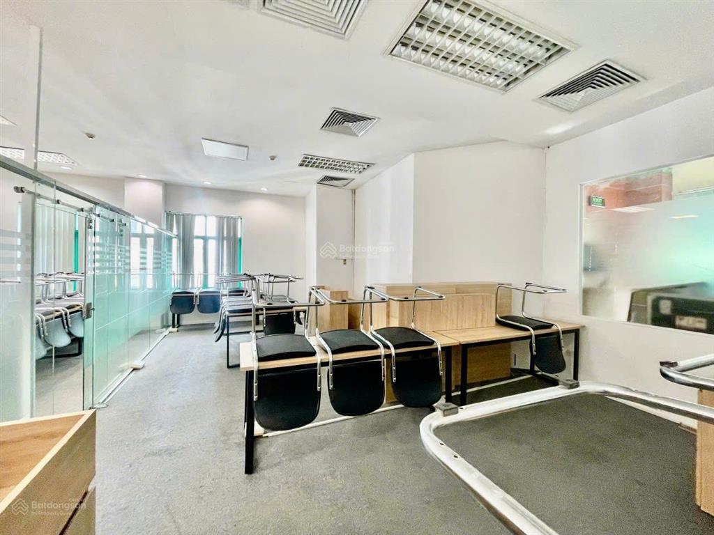 Cho thuê văn phòng tại cầu giấy  tòa nhà hoàng ngọc  view kính thoáng  dt 130m2 giá rẻ