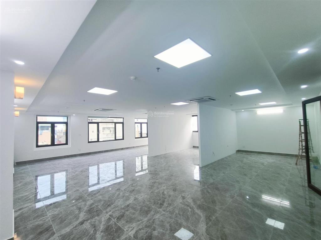 Cho thuê văn phòng phố mễ trì nam từ liêm dt 135m2 giá cực rẻ bàn giao ngay  0972 524 ***