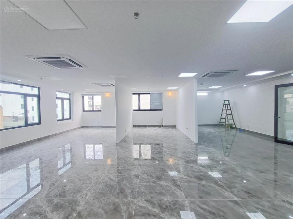 Cho thuê văn phòng phố mễ trì nam từ liêm dt 135m2 giá cực rẻ bàn giao ngay  0972 524 ***