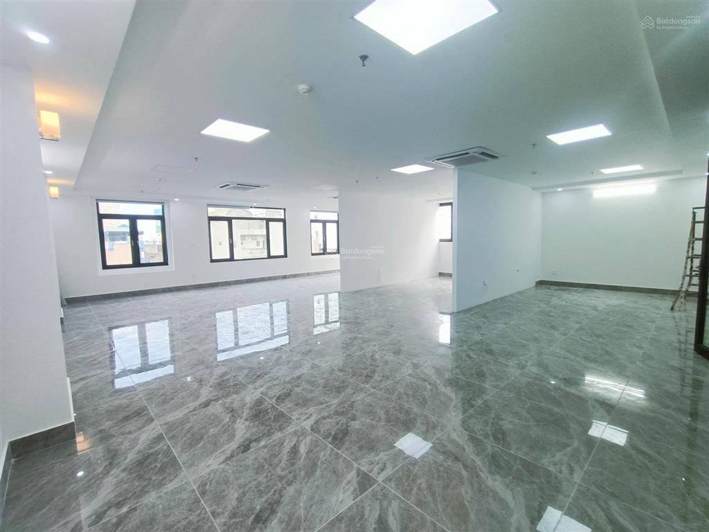 Cho thuê văn phòng phố mễ trì nam từ liêm dt 135m2 giá cực rẻ bàn giao ngay  0972 524 ***