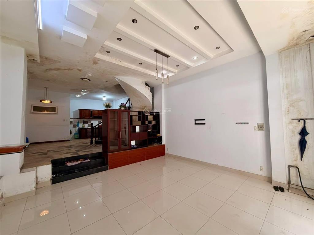 Nhanh mới kịp  chỉ 9.xty  nhà hẻm xe hơi,sát mặt tiền đường chính  64m2  4tầng